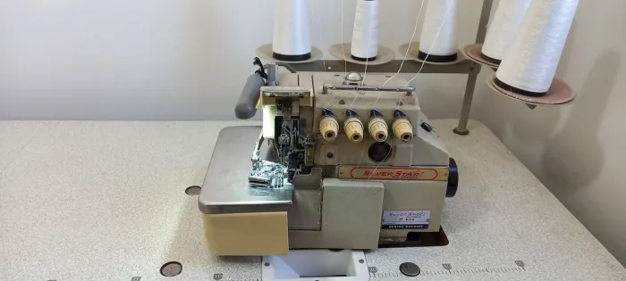 Máquina de costura industrial interloque 