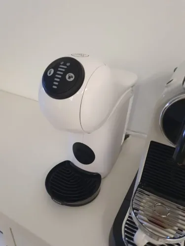 Cafeteira Arno Nescafé Dolce Gusto Genio S + Suporte e Lote de Cápsulas
