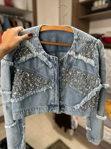 Jaqueta jeans com pedrarias TAM M