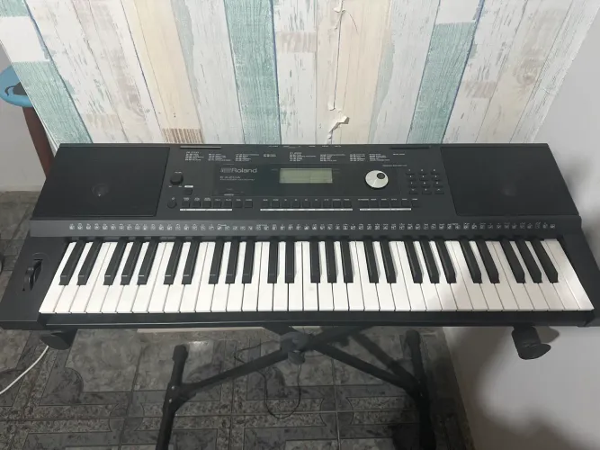 Vende-se Teclado Novíssimo Roland