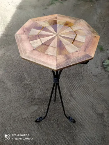 Mesa de canto em ferro e madeira 