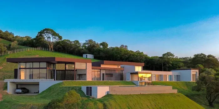 Casa à venda - 1305m² construídos - 6 Suítes- Acesso à Represa
