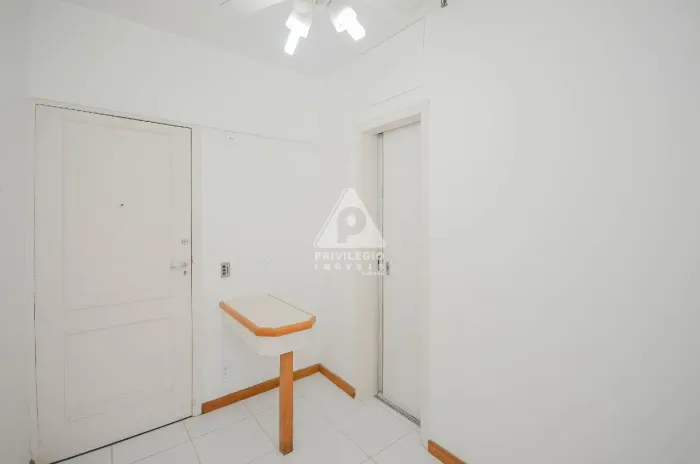 Sala comercial 25 mts, vista para o mar, 1 vaga de garagem, em Ipanema.