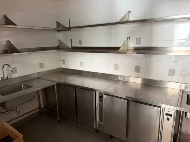 Bancada Refrigerada, Bancadas com Cubas, Prateleiras em INOX 304