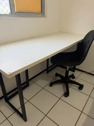 Mesa de estudo e cadeira