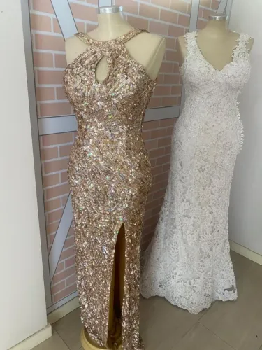 Vestido parte dourado. 