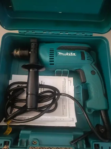 Furadeira de impacto makita com maleta