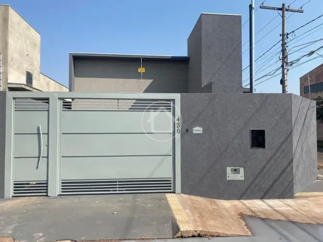 CASA COM 3 QUARTOS NA VILA CARVALHO