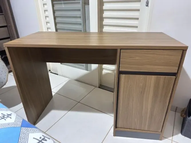 Mesa de Escritório Moderna e Funcional