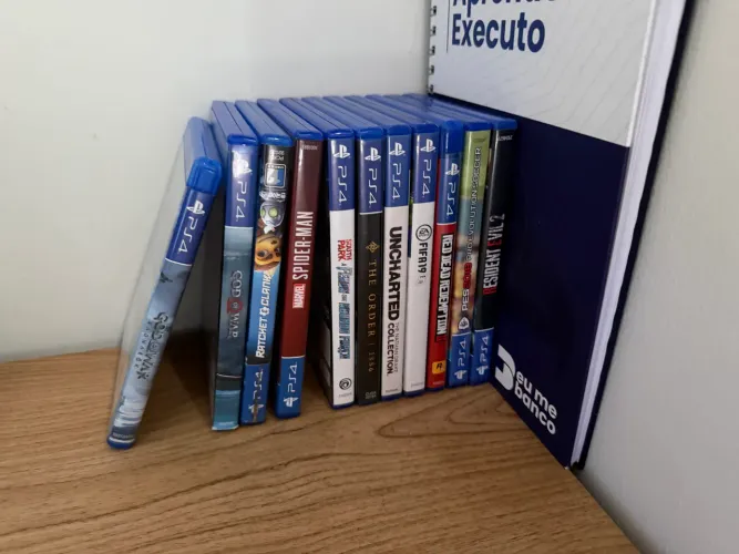 Vendo ps4 FAT + jogos e controles