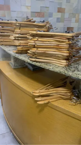 Cabides de madeira para loja de roupas (5,90)