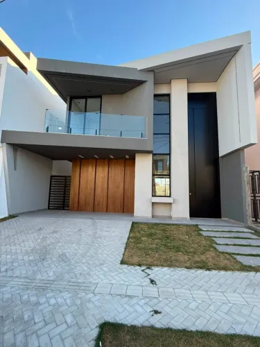 Casa duplex localizada 1ª etapa próximo a área de lazer e salão do condomínio.