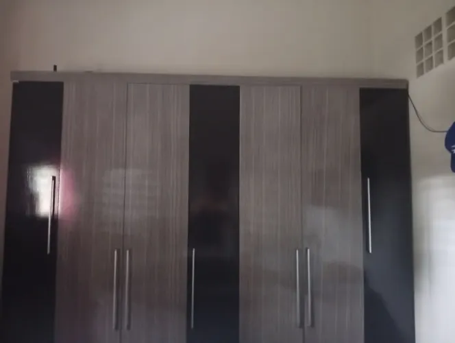 vendo guarda roupa 7 portas compartimentos para vestidos 4 gavetas embutidas
