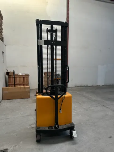 Empilhadeira semi elétrica 