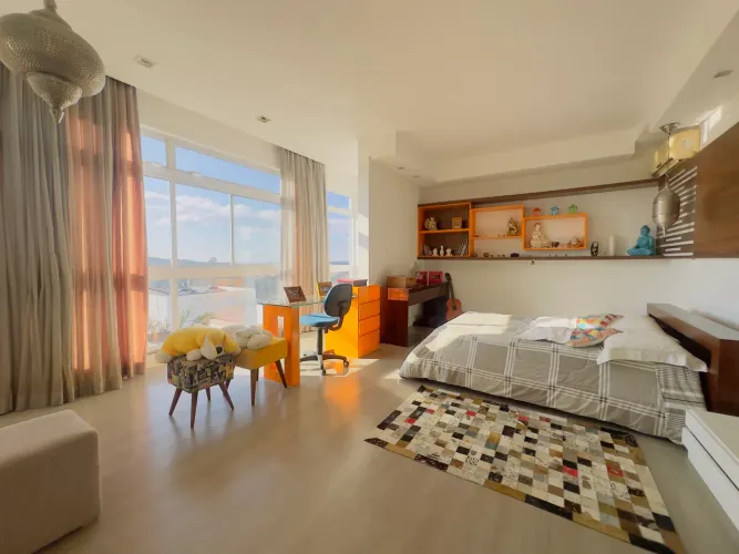 Casa à Venda no Condomínio Spina Ville I - 3 Suítes, Piscina, Sauna 2 vagas