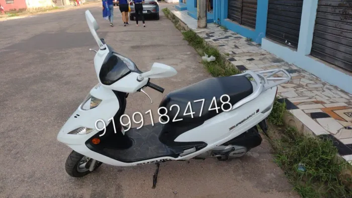 Vendo moto Suzuki Burgman 125c Nova, único dono com 380km, aceito troca por carro.