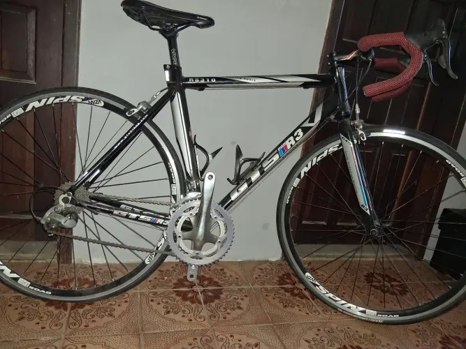 Speed com sti da campanolo e pe de vela da tiagra ,freios shimano e cassete de 9 v,sou de