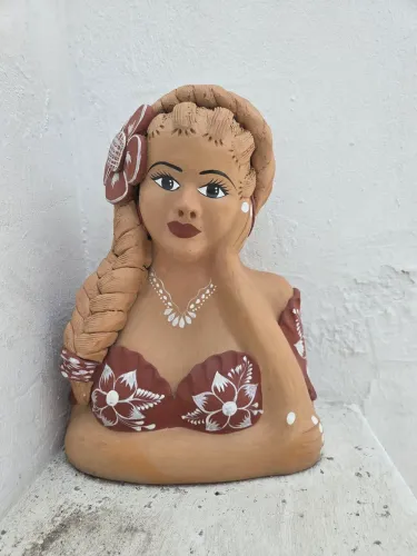 Boneca de barro decorativa