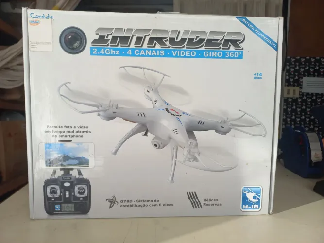 Helicópteros e Drones na caixa com controle