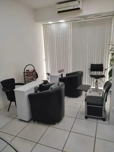 PRECISO DE MANICURE COM URGÊNCIA