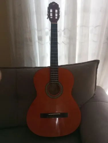 Violão seminovo, usado poucas vezes.