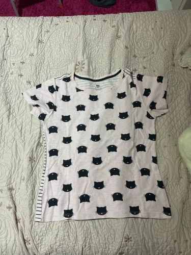 camiseta rosa com gatinhos