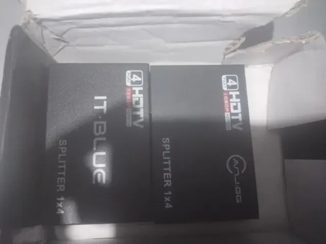 dois distribuidores de sinal HDMI (Splitters 1x4).
