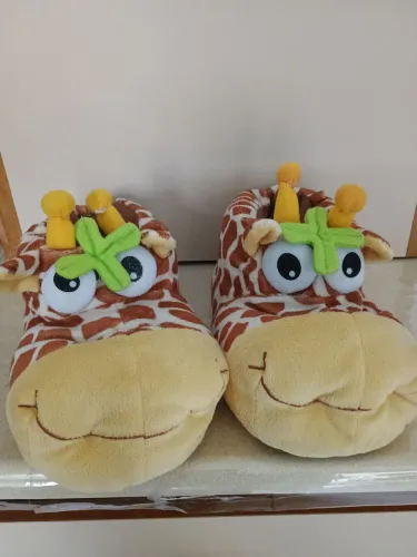 Pantufa infantil girafa unissex semi nova