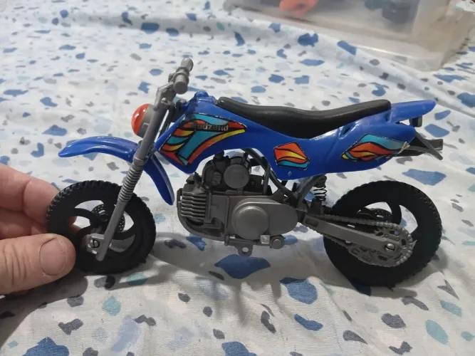 Moto de plástico c/ amortecedor rodas giram perfeito e guidão gira bom p/ mão de crianças