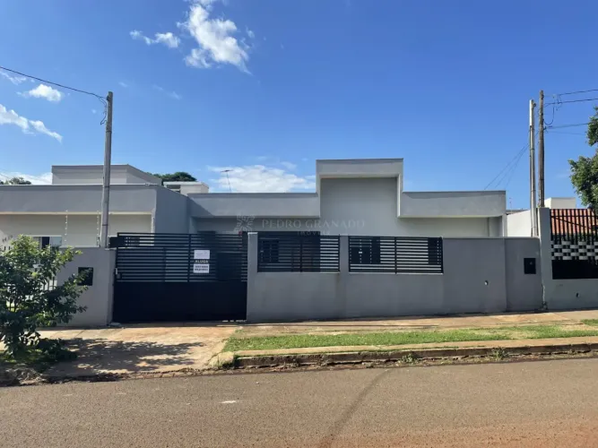 Casa com 03 Dormitórios - Parque Hortência
