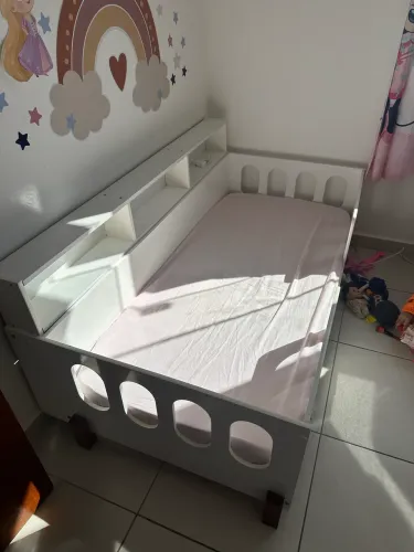 Cama infantil montessoriana led com nicho 