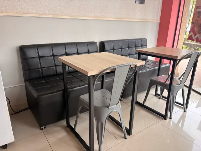 Conjunto de 2 estofados + 2 mesas e 2 cadeiras para sorveteria