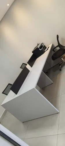 Mesa de escritório com 4 lugares - tomadas embutidas