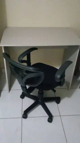 Escrivaninha com cadeira pra estudos