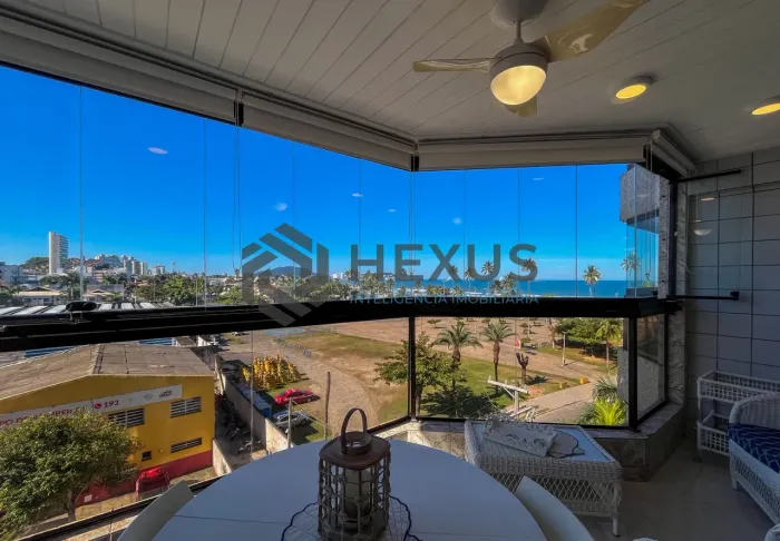 Apartamento com varanda e lazer na beira mar da Praia da Enseada, Guaruja