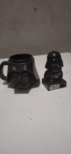 Caneca plástica + boneco darth vader