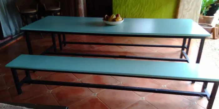 Mesa de refeitório + 2 bancos em alumínio e tampos em fórmica