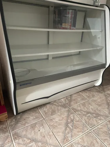 Balcão expositor para bolos e pães
