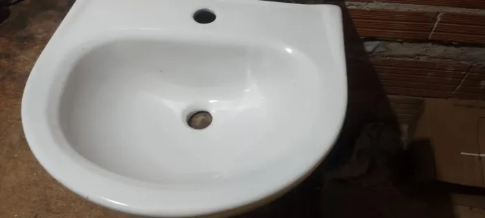 Dois lavatórios semi-novos