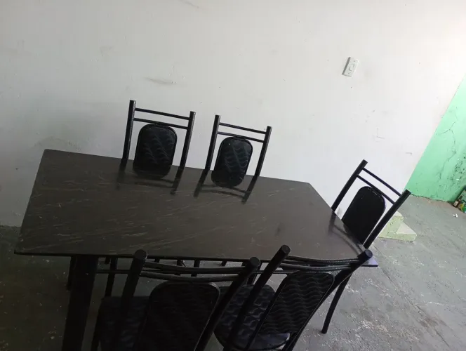 Mesa em mármore 6 lugares com 5 cadeira