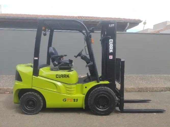 Empilhadeira Clark 2,5T * Torre triplex * 2017