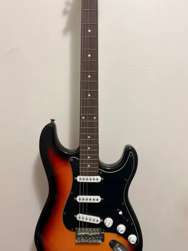 Guitarra Michael Stratocaster estilo Sunburst com capa