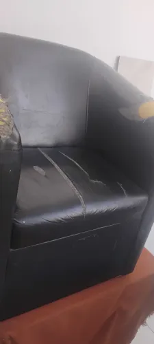 Poltrona de couro preta usada
