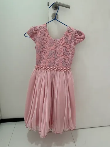 Vende se vestidos infantis