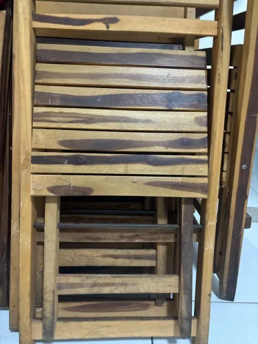 Conjunto de mesa e cadeira de madeira