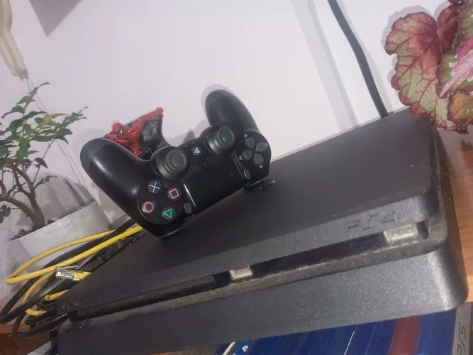 PS4 slim + 1 controle