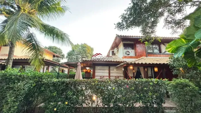 Casa à venda com 4 quartos sendo 3 suítes em condomínio em Manguinhos Buzios