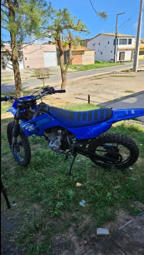 Moto de trilha - XR200 fardada de CRF