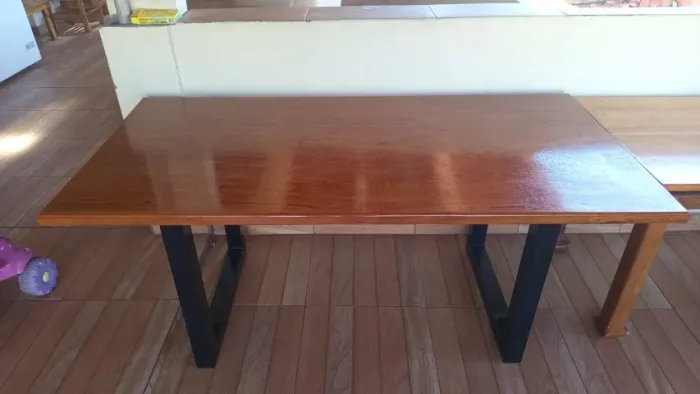 Mesa de madeira maciça