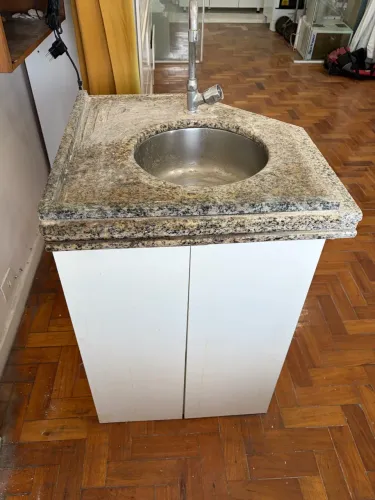 Vendo pia de cozinha com armário torneira